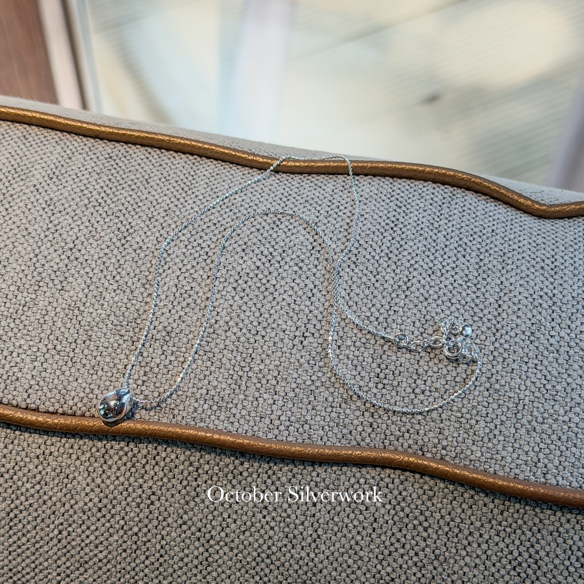 N1372 Egg-shaped Pendant Necklace
