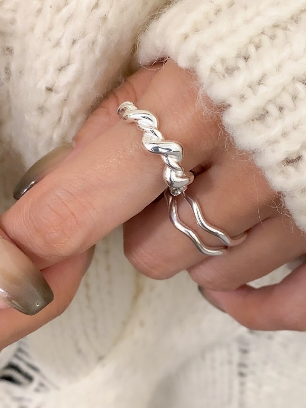R1436 Large Twisted Ring