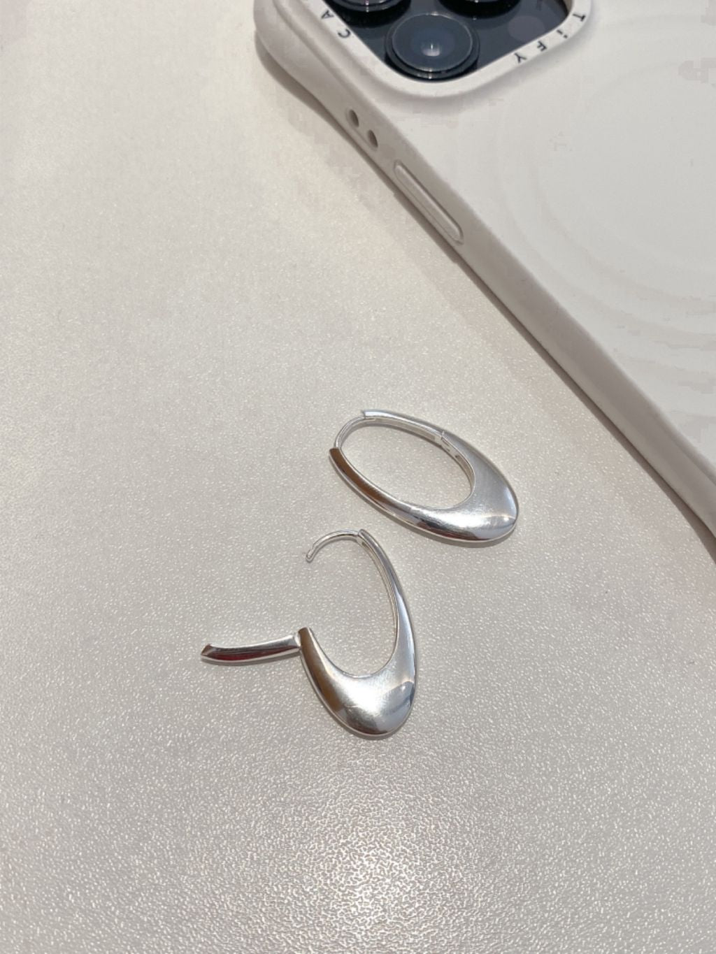 E1349 Elongated Oval Hoop Earrings