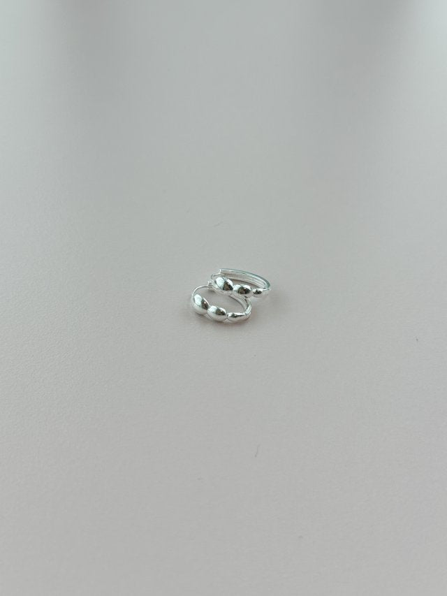 E1402 Gradient Silver Bead Hoop Earrings