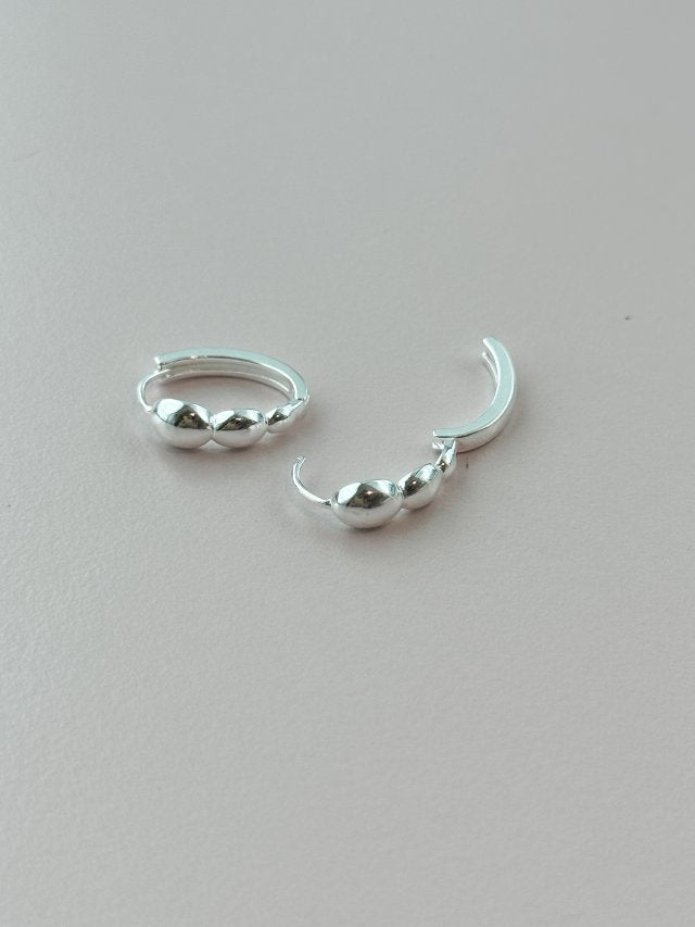 E1402 Gradient Silver Bead Hoop Earrings