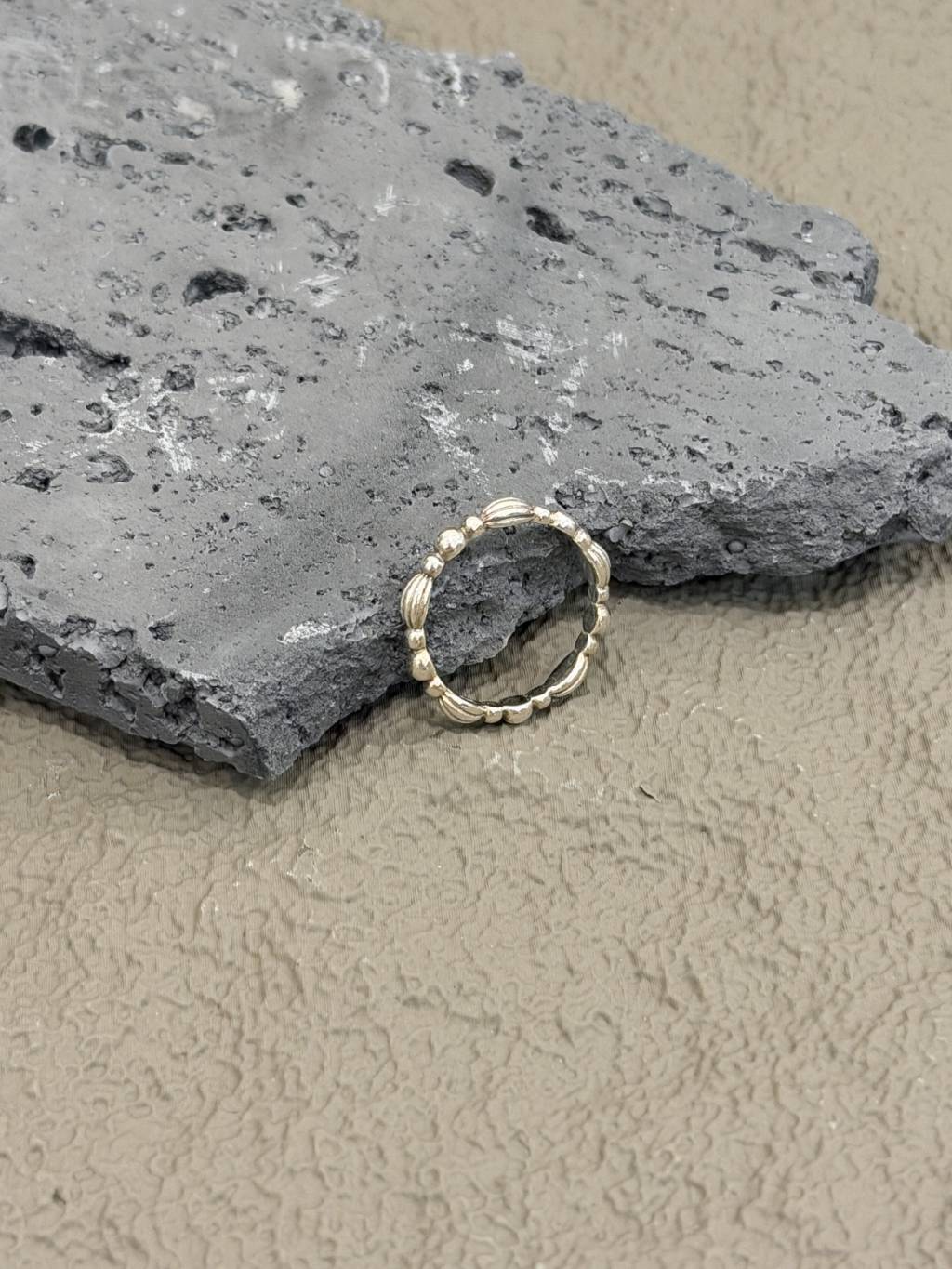 R1772 Vintage Cashew Dot Ring