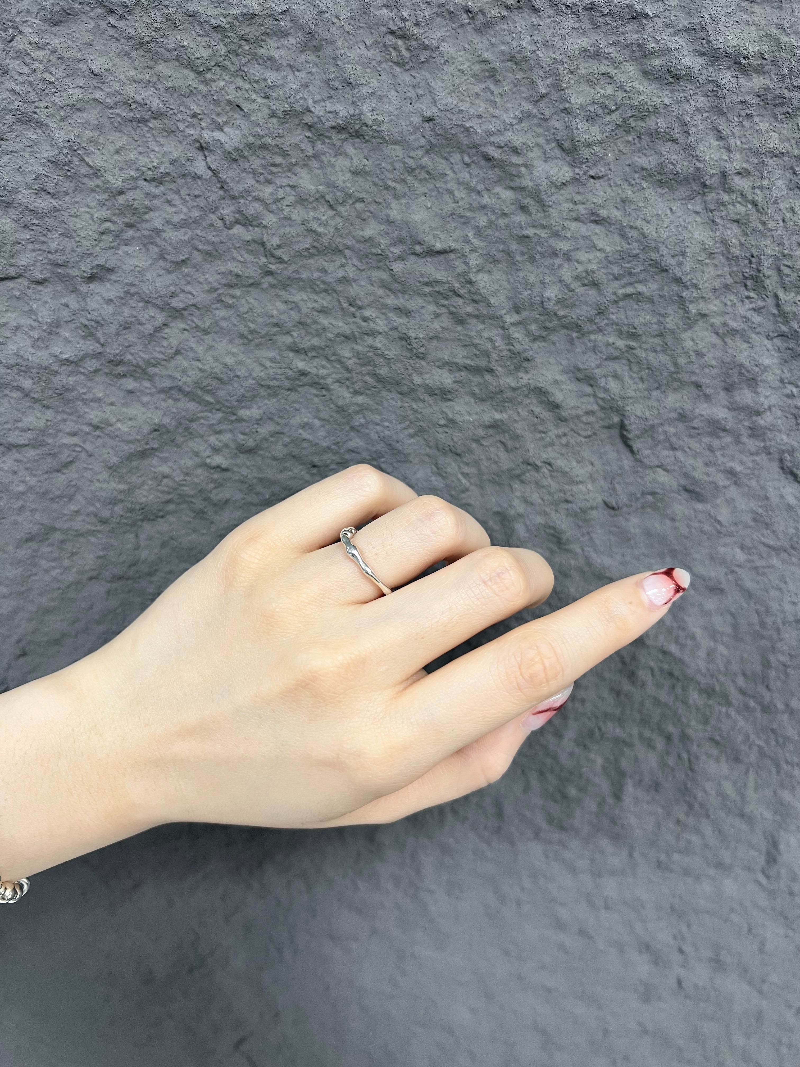 R1369 Geometric Lava-Patterned Inlay Polished Silver Bead Sterling Silver Ring