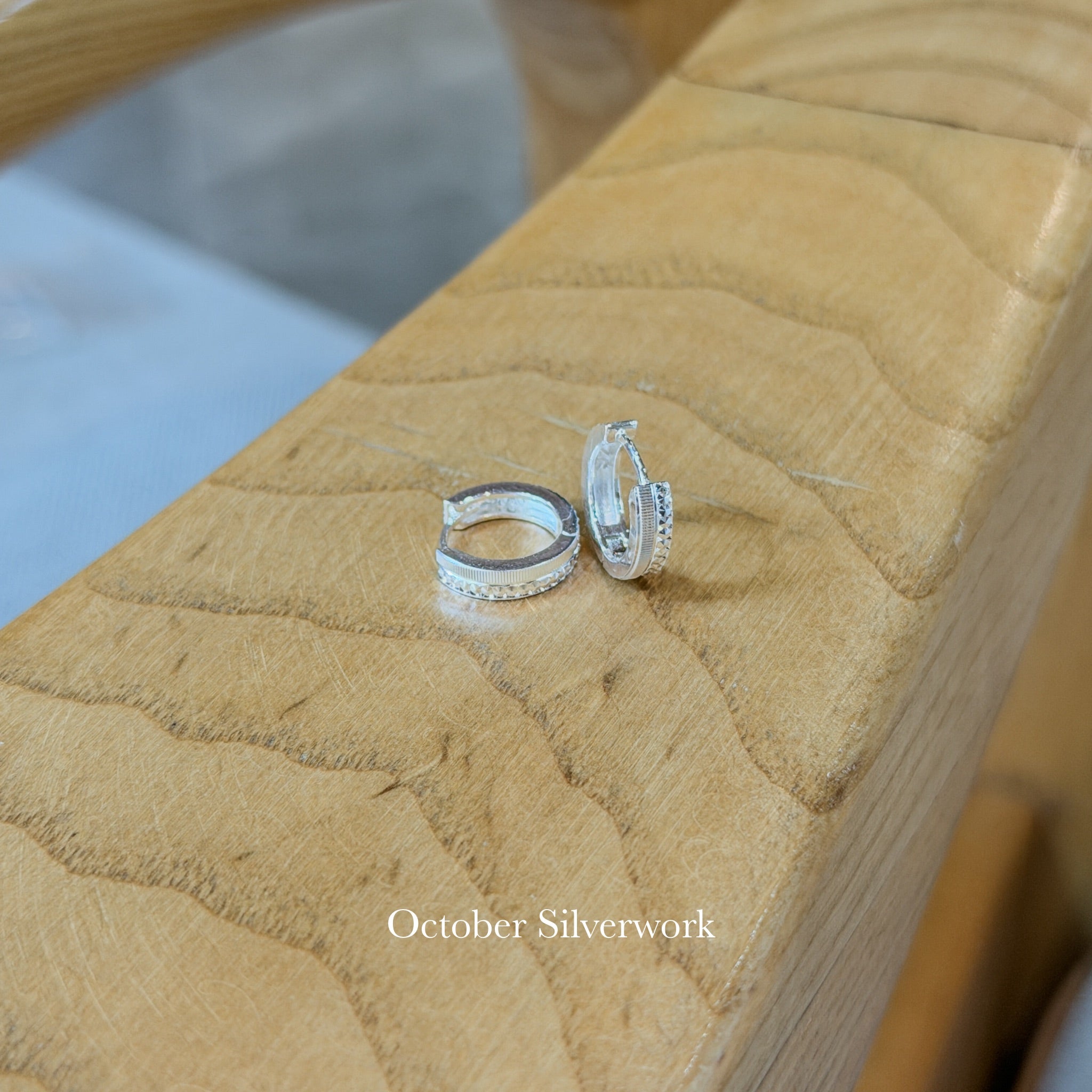 E1507 Laser-cut striped hoop earrings
