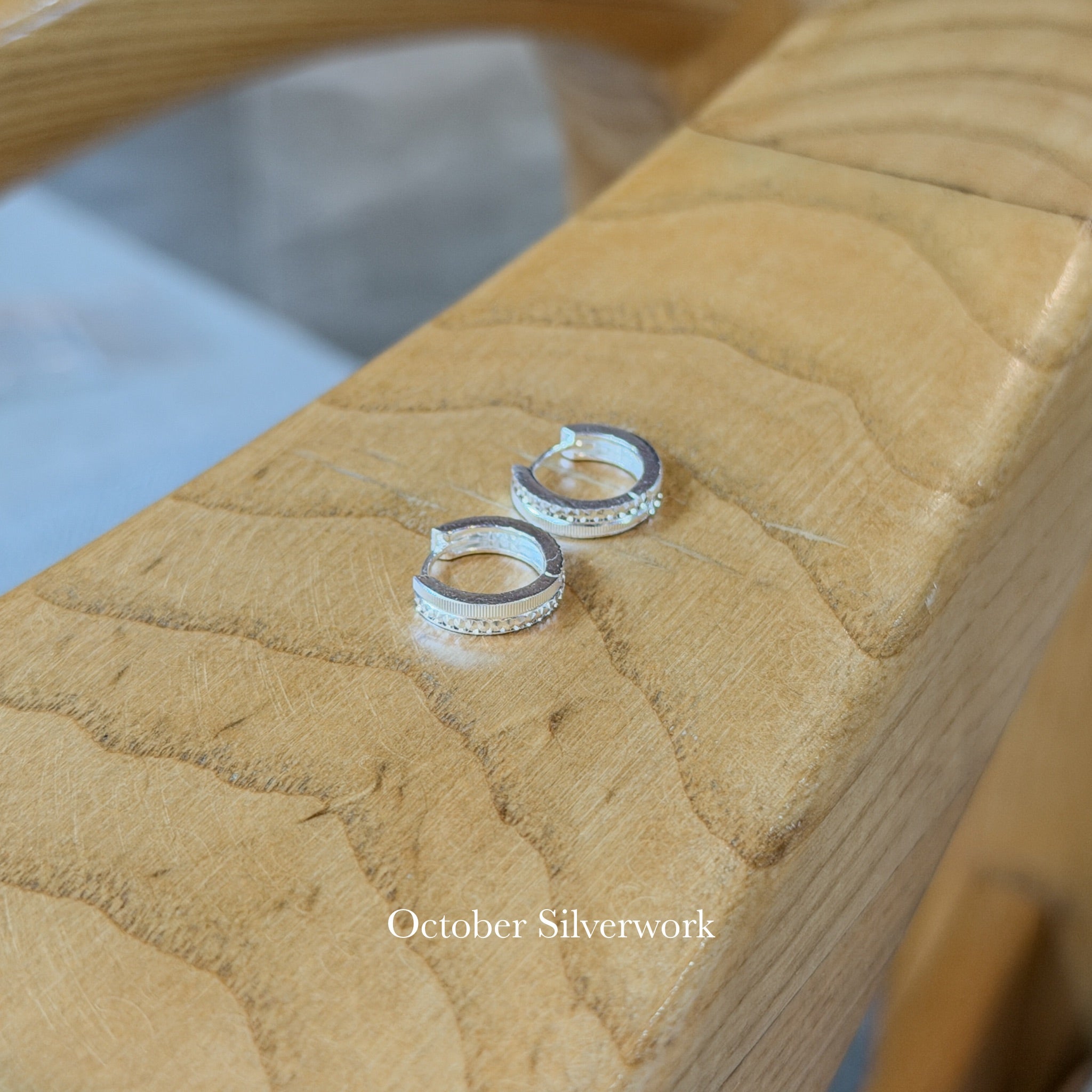 E1507 Laser-cut striped hoop earrings